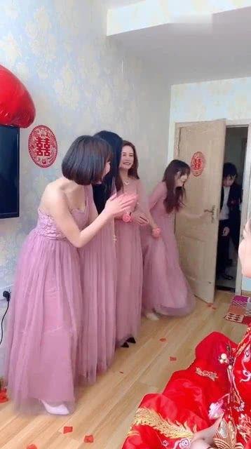 伴娘掀裙子 在线视频,太惊艳了！